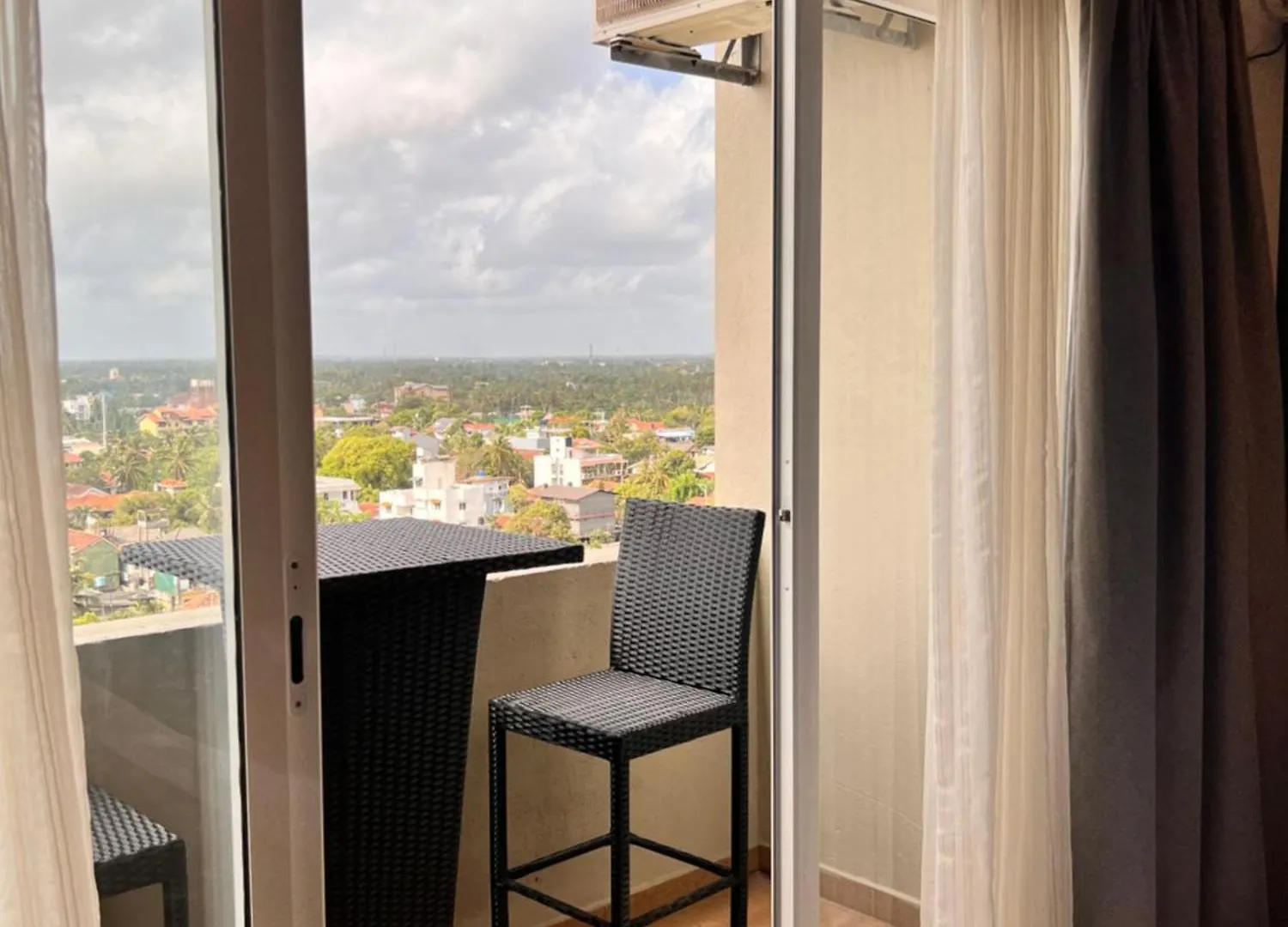Ocean Breeze Negombo- Tidesend Luxury Beach Apartments