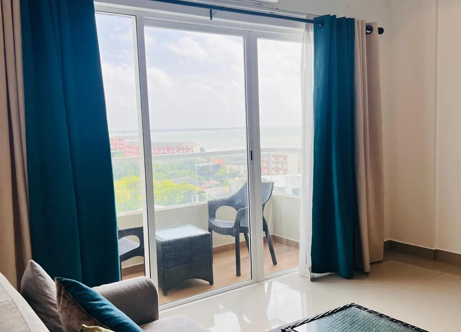 Ocean Breeze Negombo- Tidesend Luxury Beach Apartments