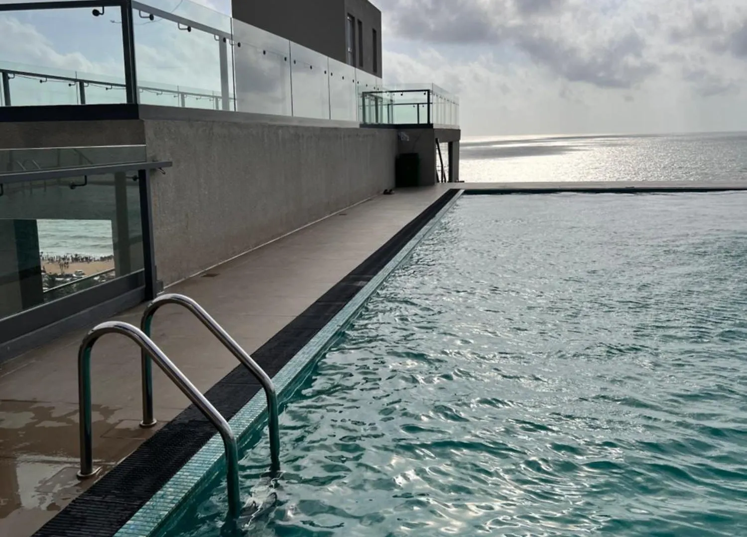 Ocean Breeze Negombo- Tidesend Luxury Beach Apartments Sri Lanka