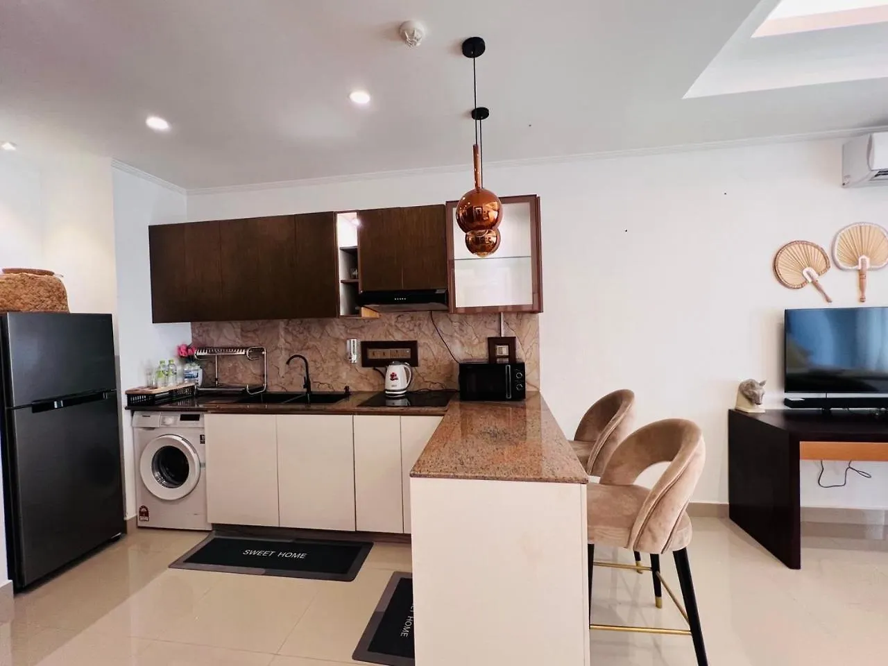 Ocean Breeze Negombo- Tidesend Luxury Beach Apartments