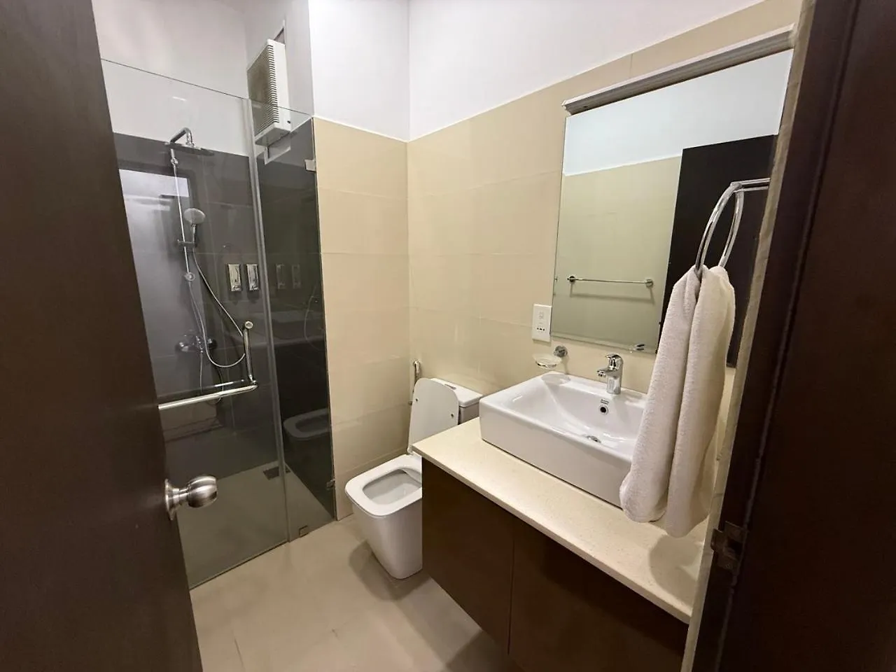 Ocean Breeze Negombo- Tidesend Luxury Beach Apartments